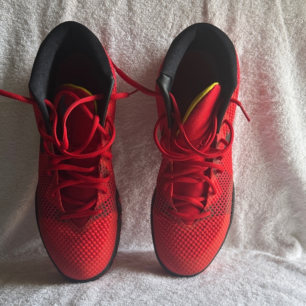 Kyrie 1 athletic shoes in excellent condition. - Picture 2 of 5
